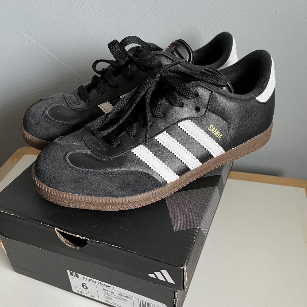 Black White Adidas Samba Classic Sneakers Mens 6 Womens 8 Worn Once Soccer Shoes